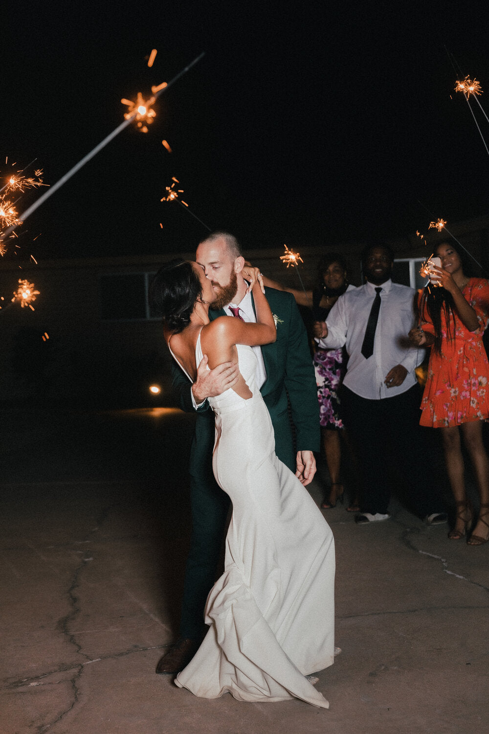 婚礼LUT调色预设10个含5种强度 专业合同时间线模板 胶片颗粒漏光4K叠加视频后期素材 TropicColour - WEDDING ESSENTIALS