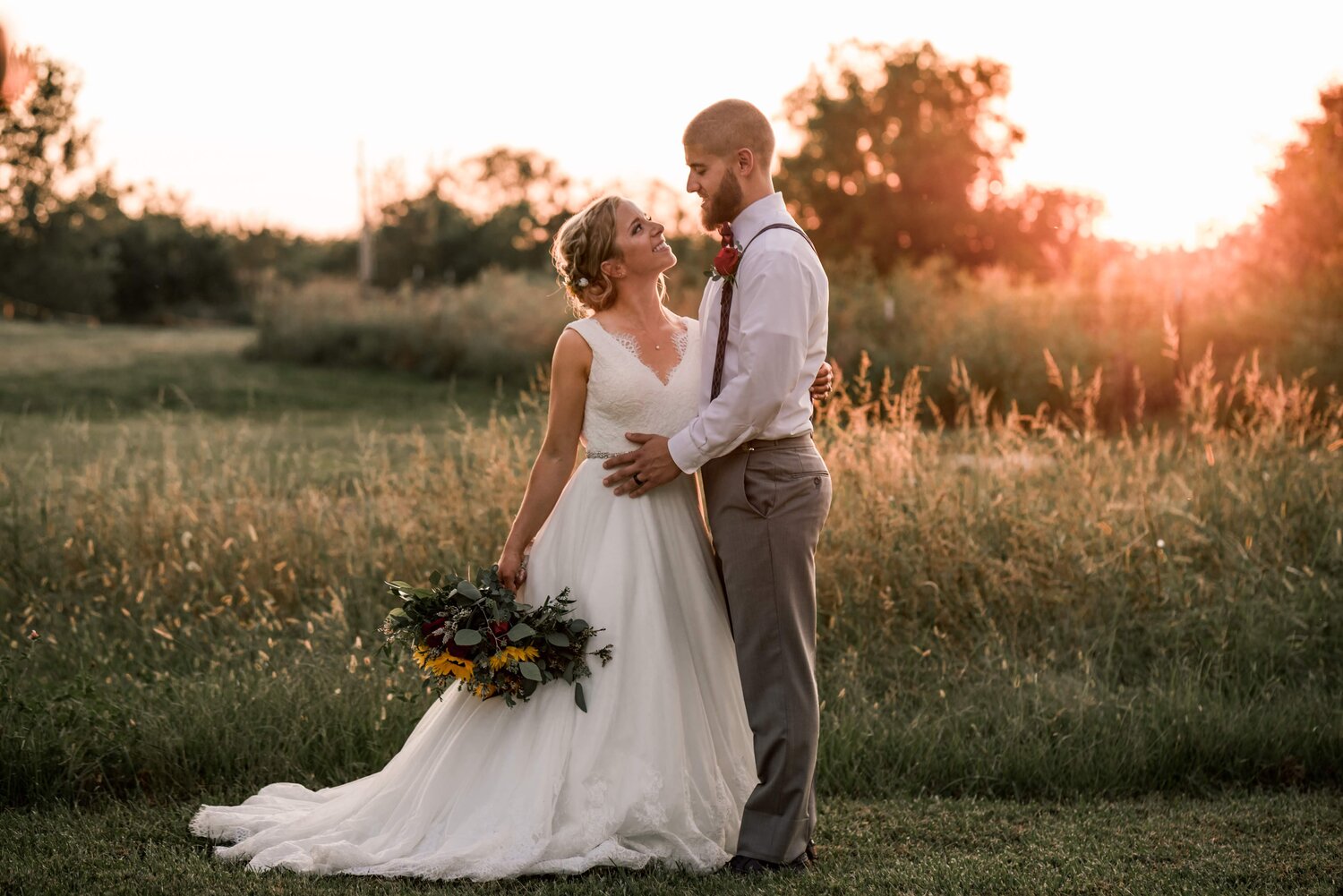 婚礼LUT调色预设10个含5种强度 专业合同时间线模板 胶片颗粒漏光4K叠加视频后期素材 TropicColour - WEDDING ESSENTIALS